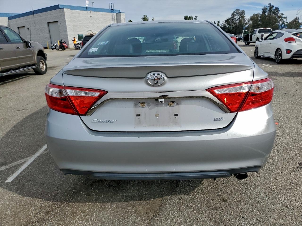 Toyota Camry Le Image 4