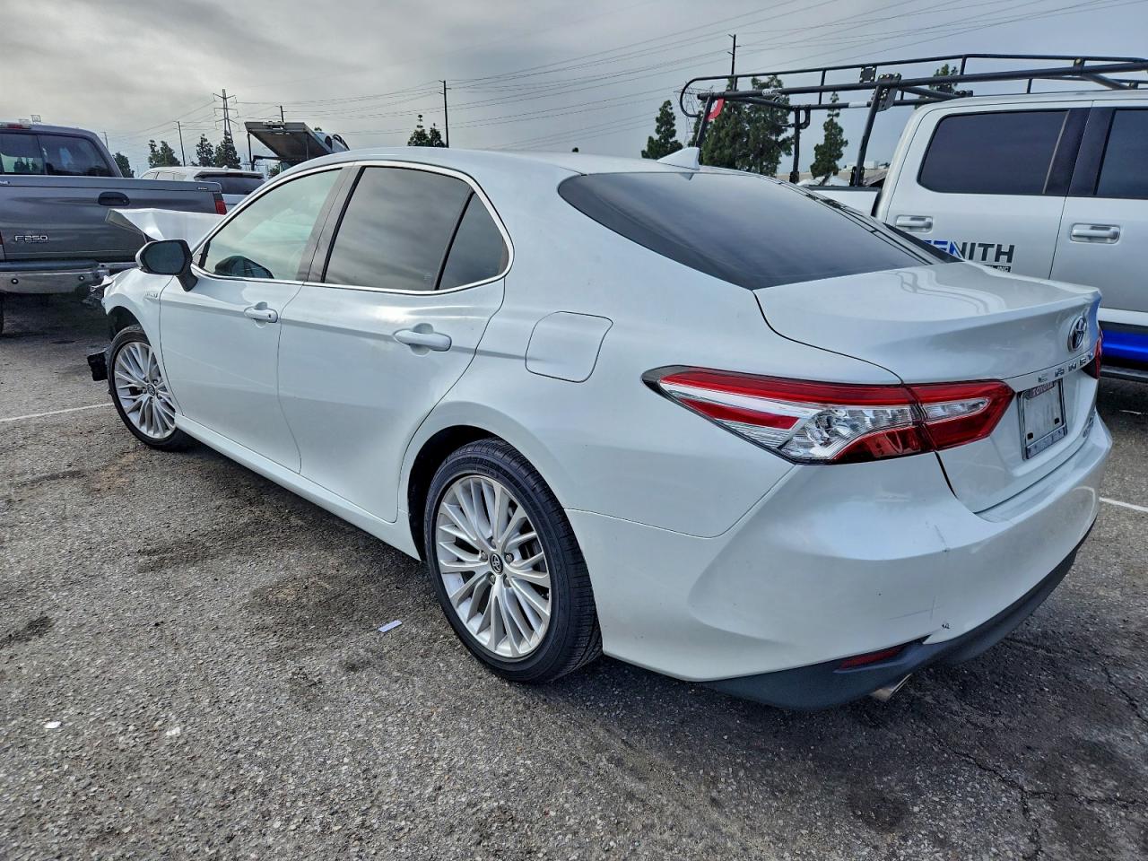 Toyota Camry Hybrid Image 4