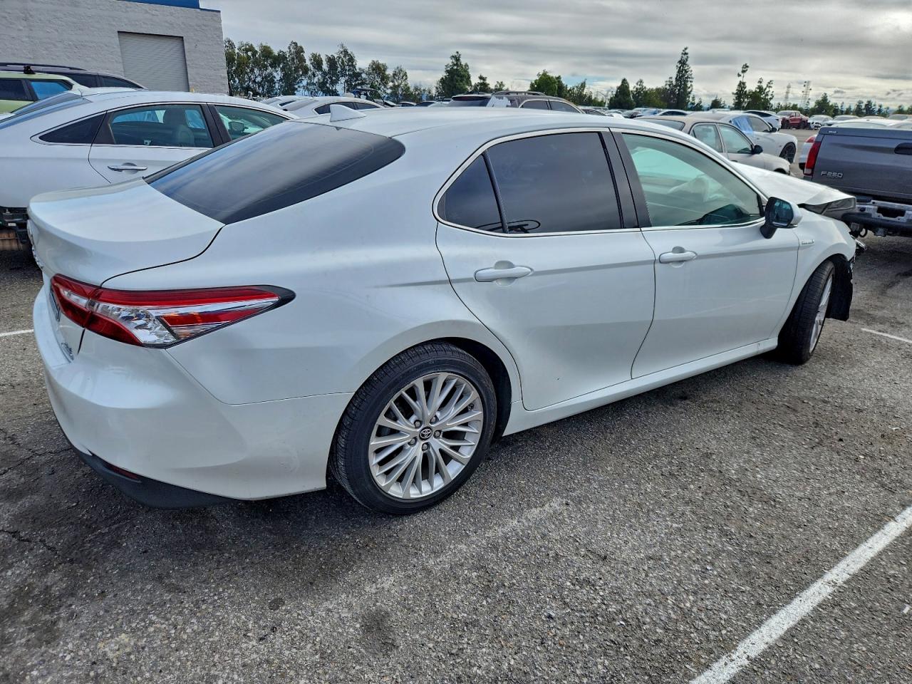 Toyota Camry Hybrid Image 3