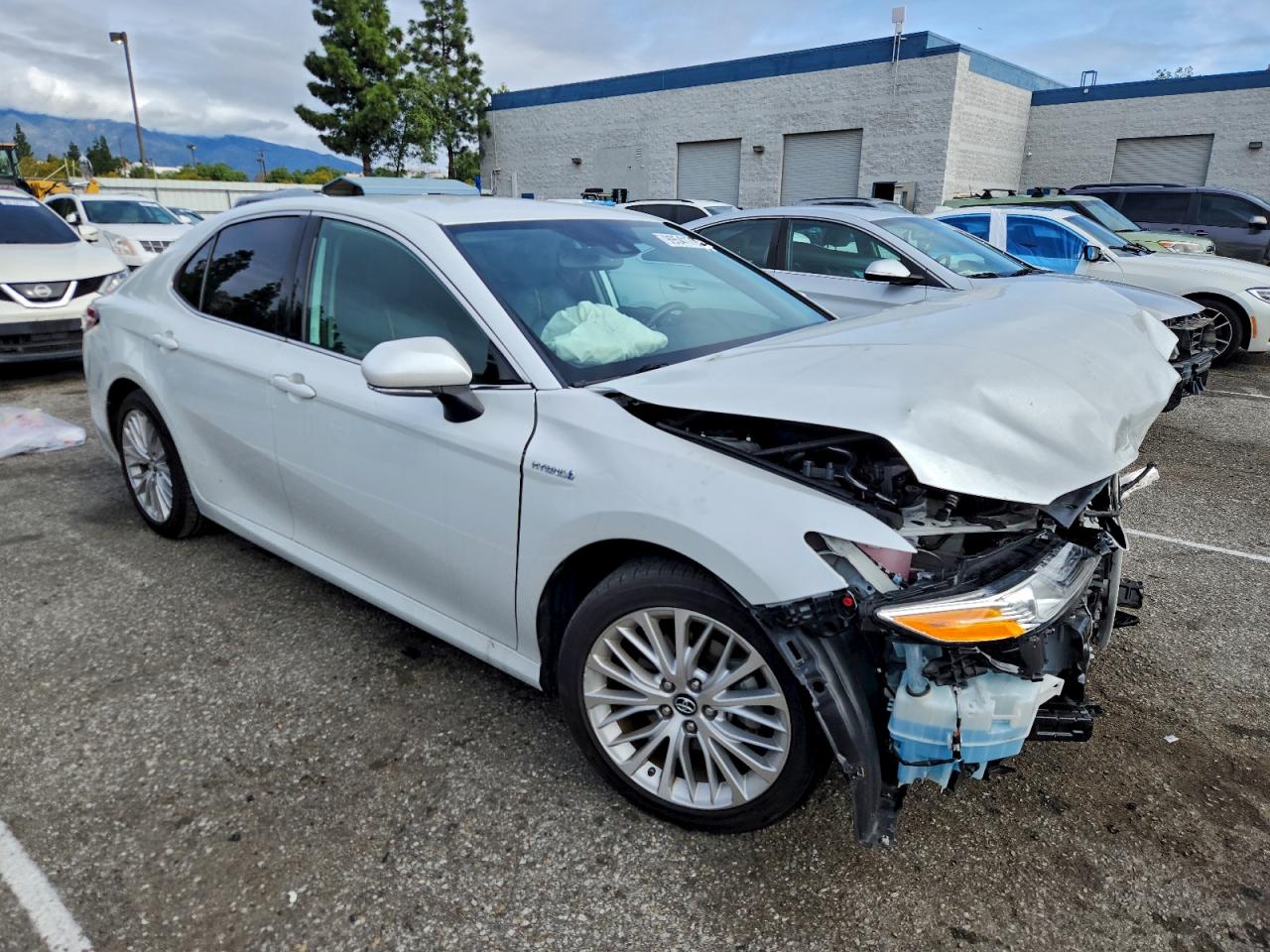 Toyota Camry Hybrid Image 2