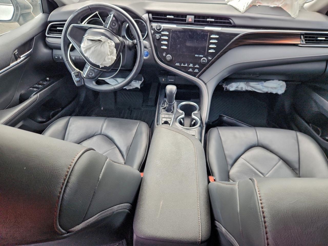 Toyota Camry Hybrid Image 8