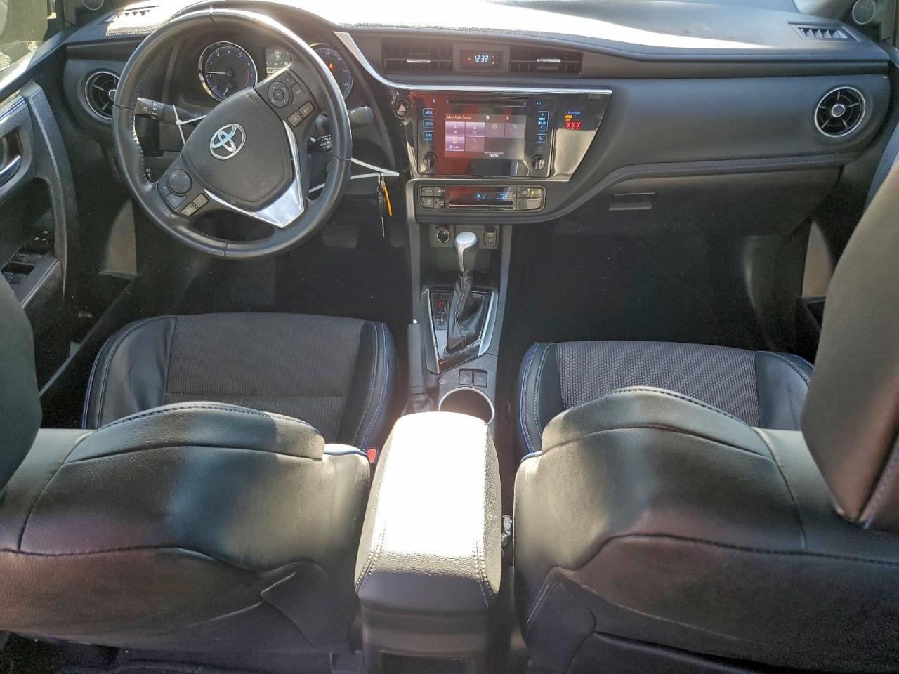 Toyota Corolla L Image 10