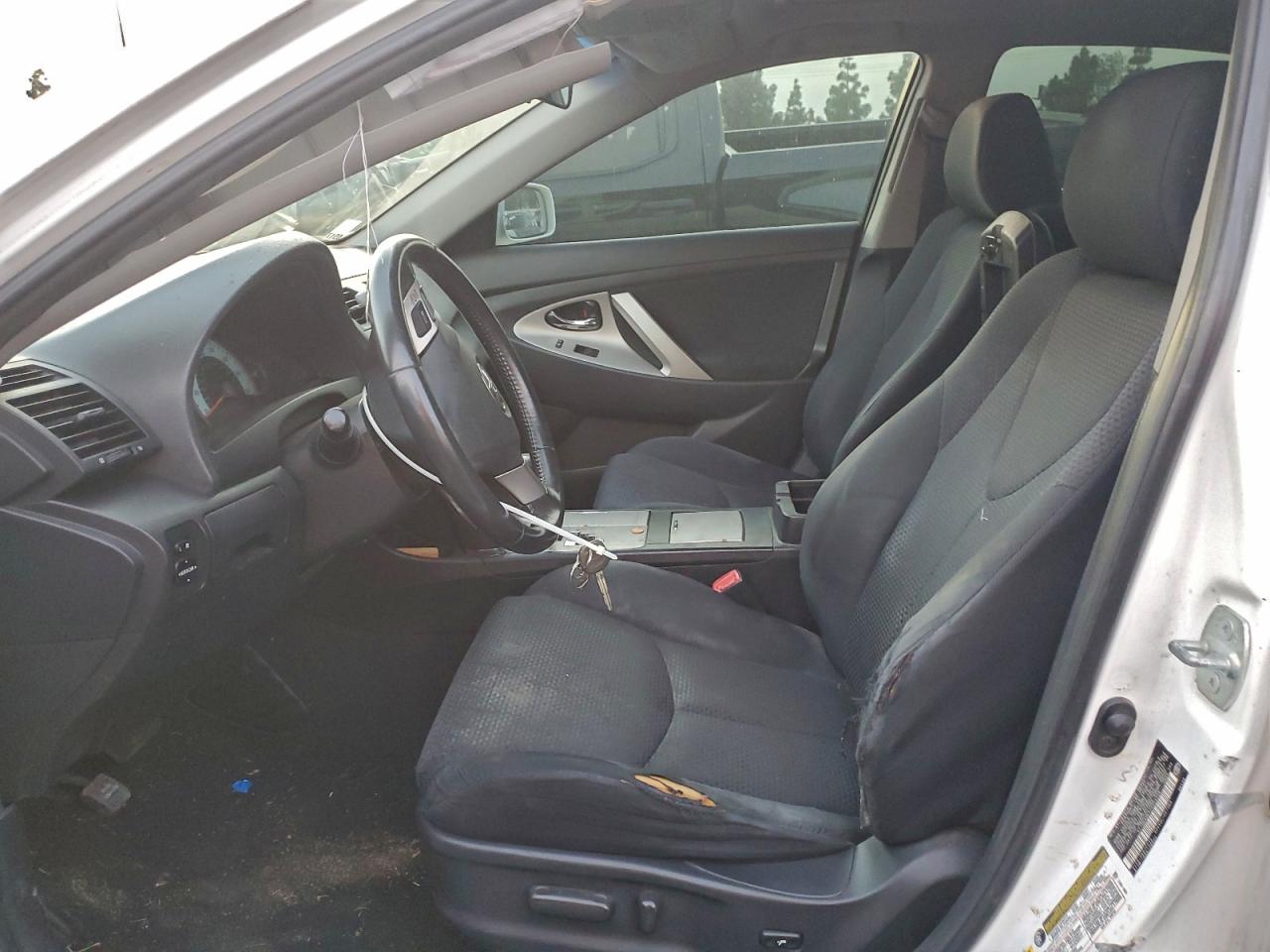 Toyota Camry Le Image 8