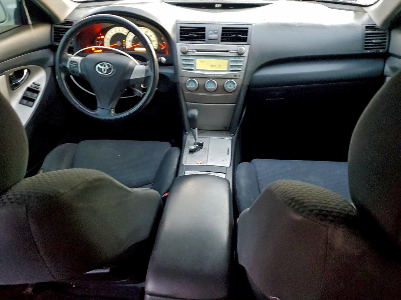 Toyota Camry Le Image 6