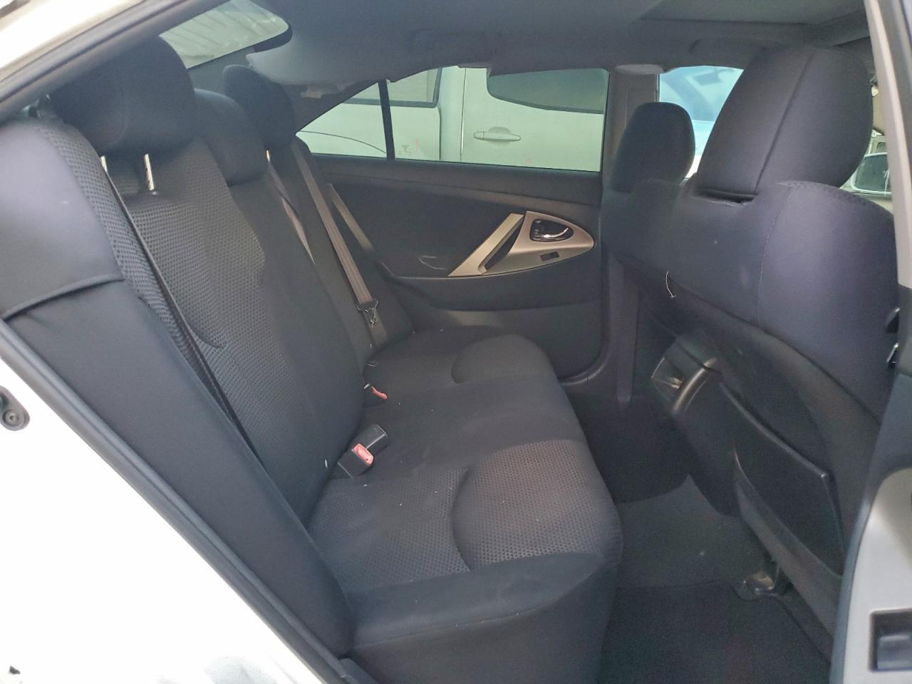 Toyota Camry Le Image 7