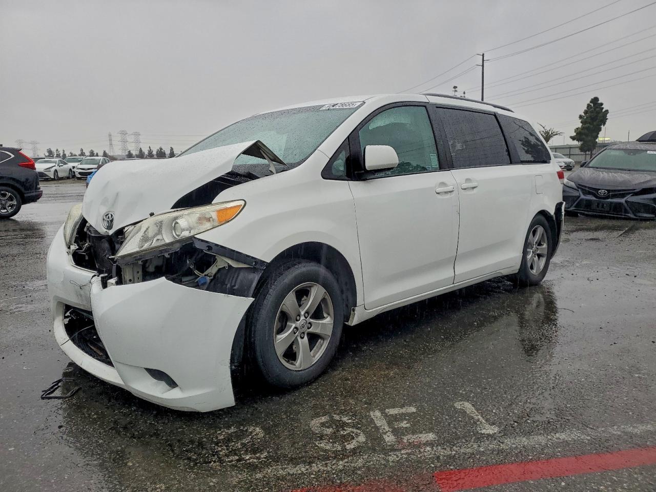 Toyota Sienna Le Image 1