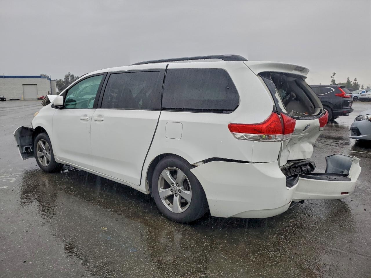 Toyota Sienna Le Image 2