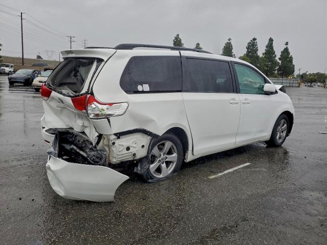 Toyota Sienna Le Image 9