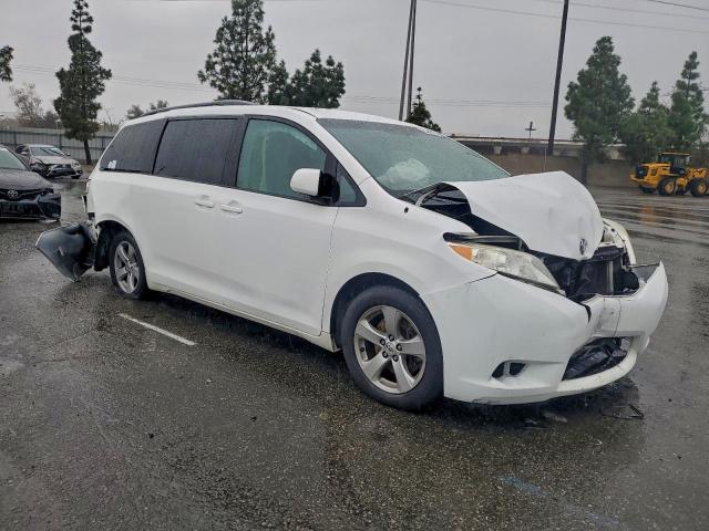 Toyota Sienna Le Image 3