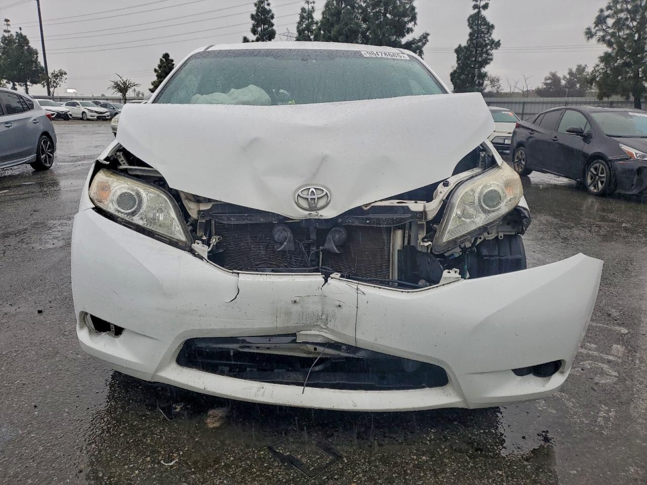 Toyota Sienna Le Image 4