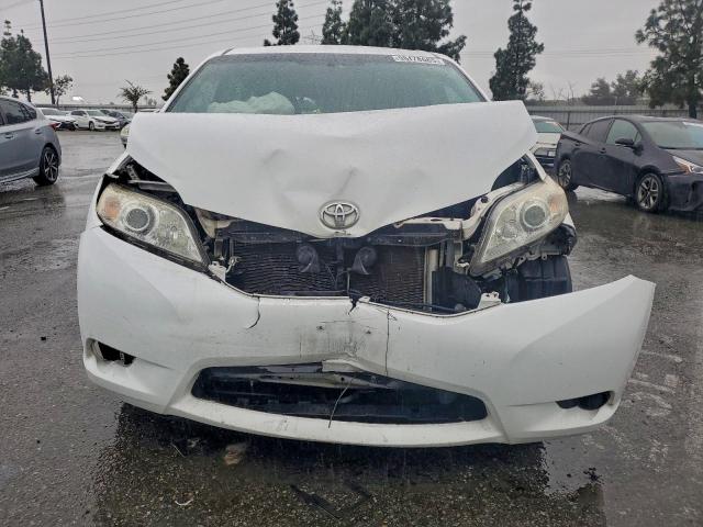 Toyota Sienna Le Image 4