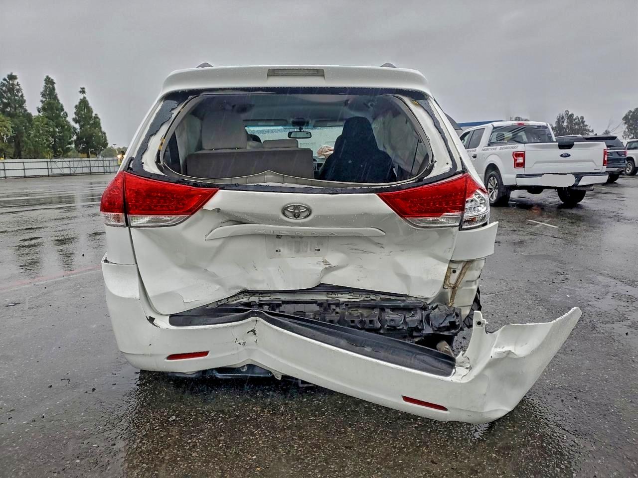 Toyota Sienna Le Image 10