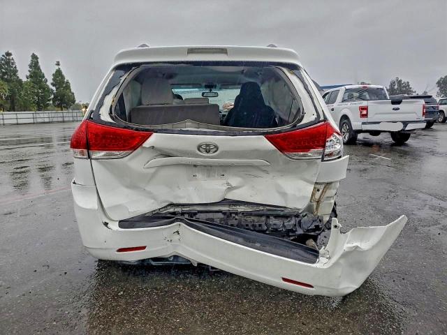 Toyota Sienna Le Image 10