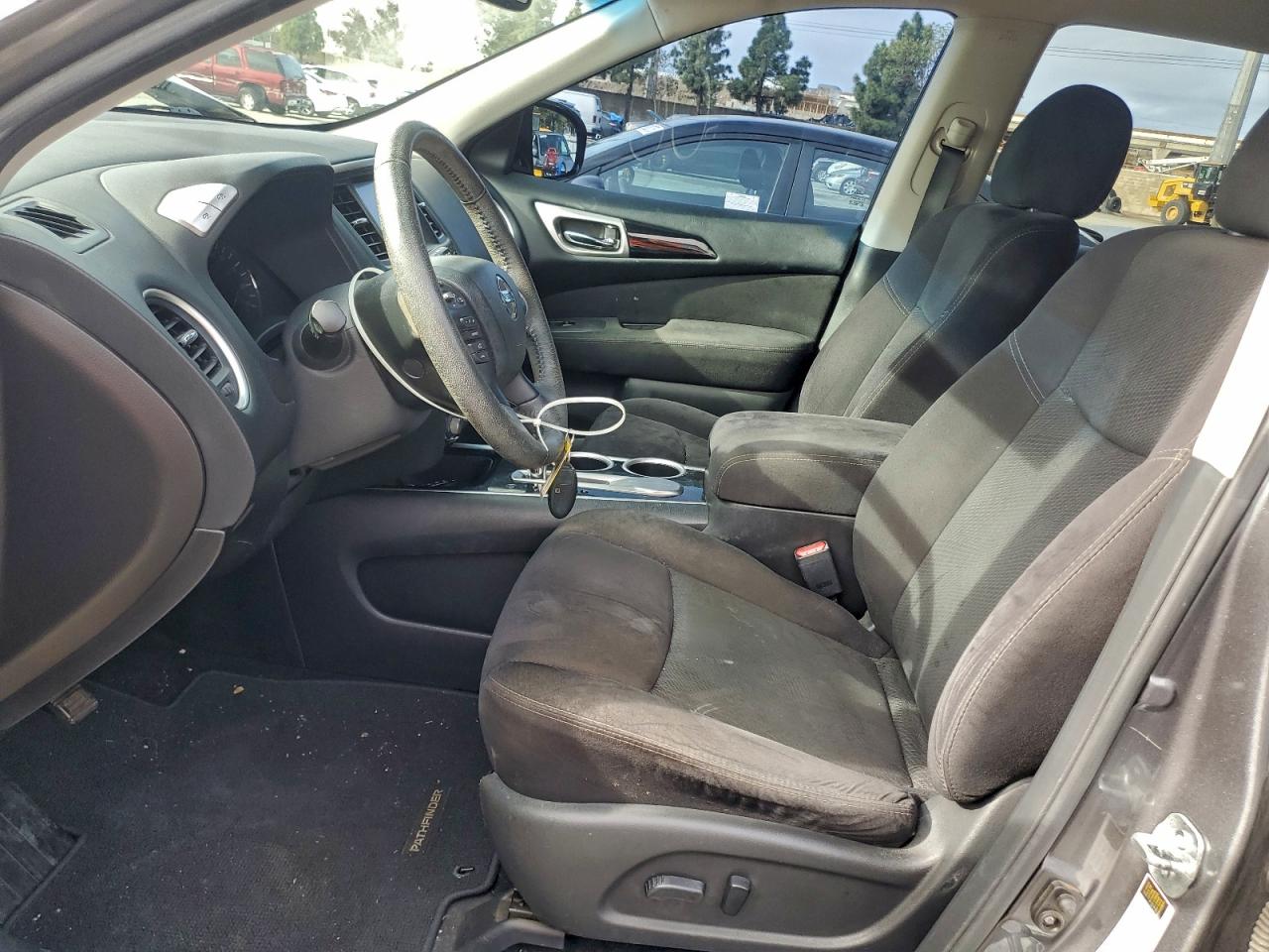 Nissan Pathfinder S Image 4