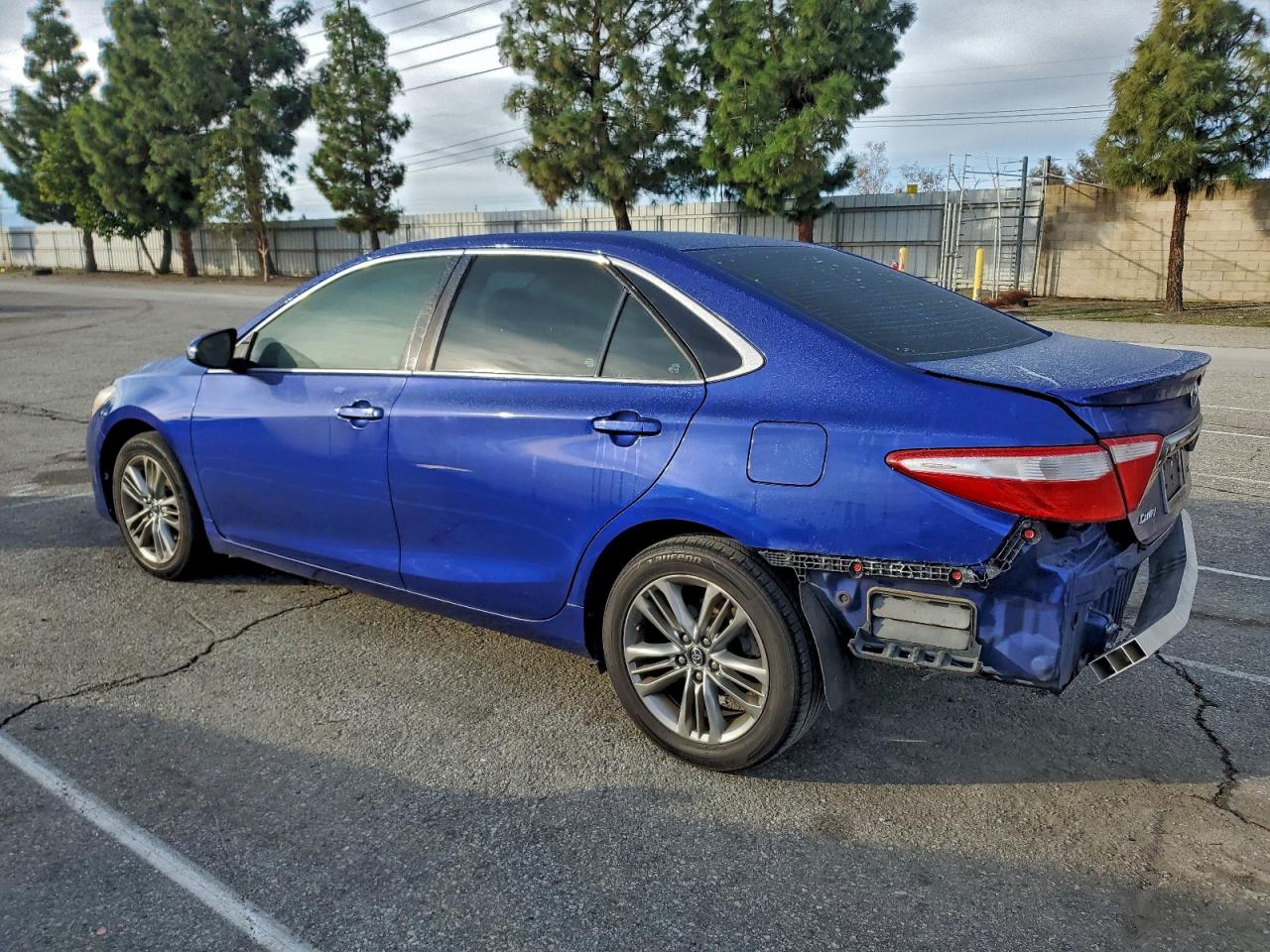 Toyota Camry Le Image 6