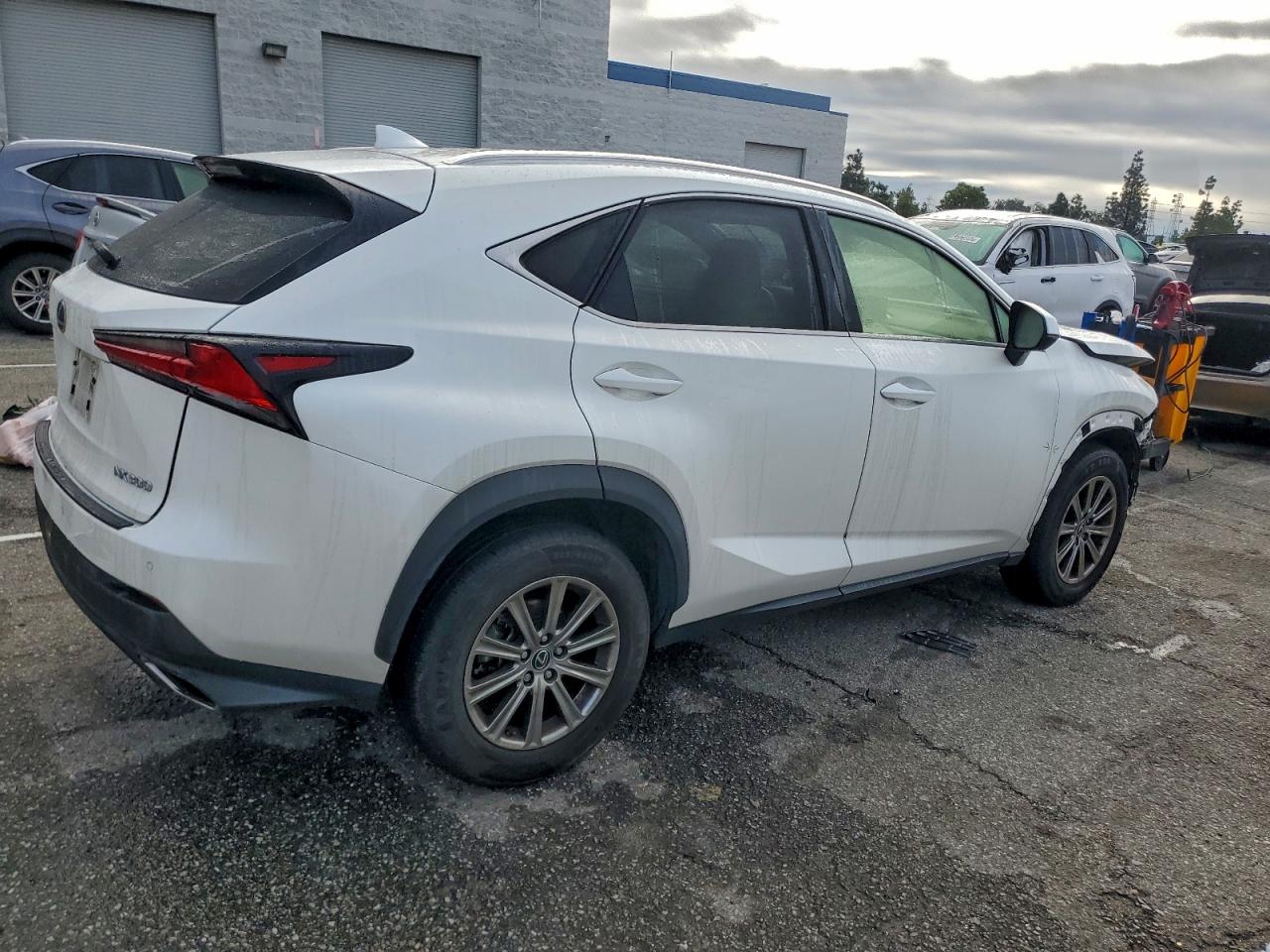 Lexus NX 300 Base Image 13