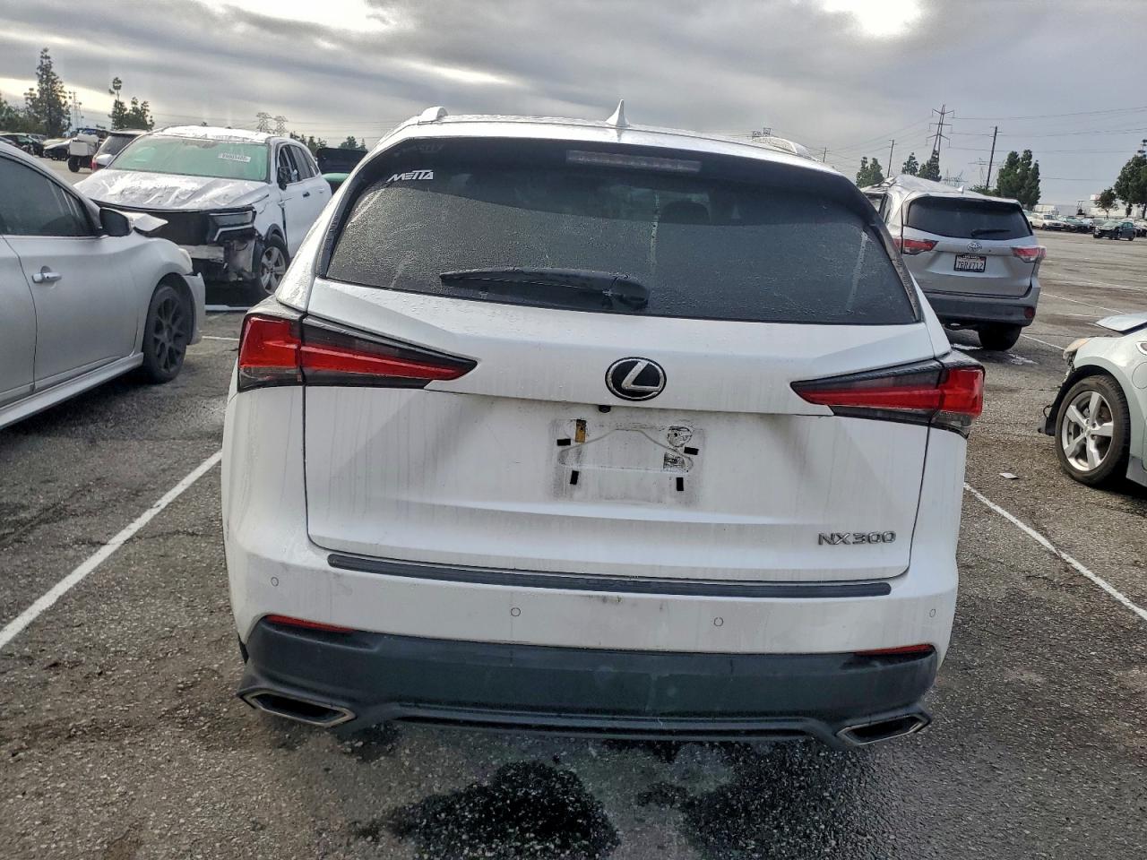 Lexus NX 300 Base Image 11