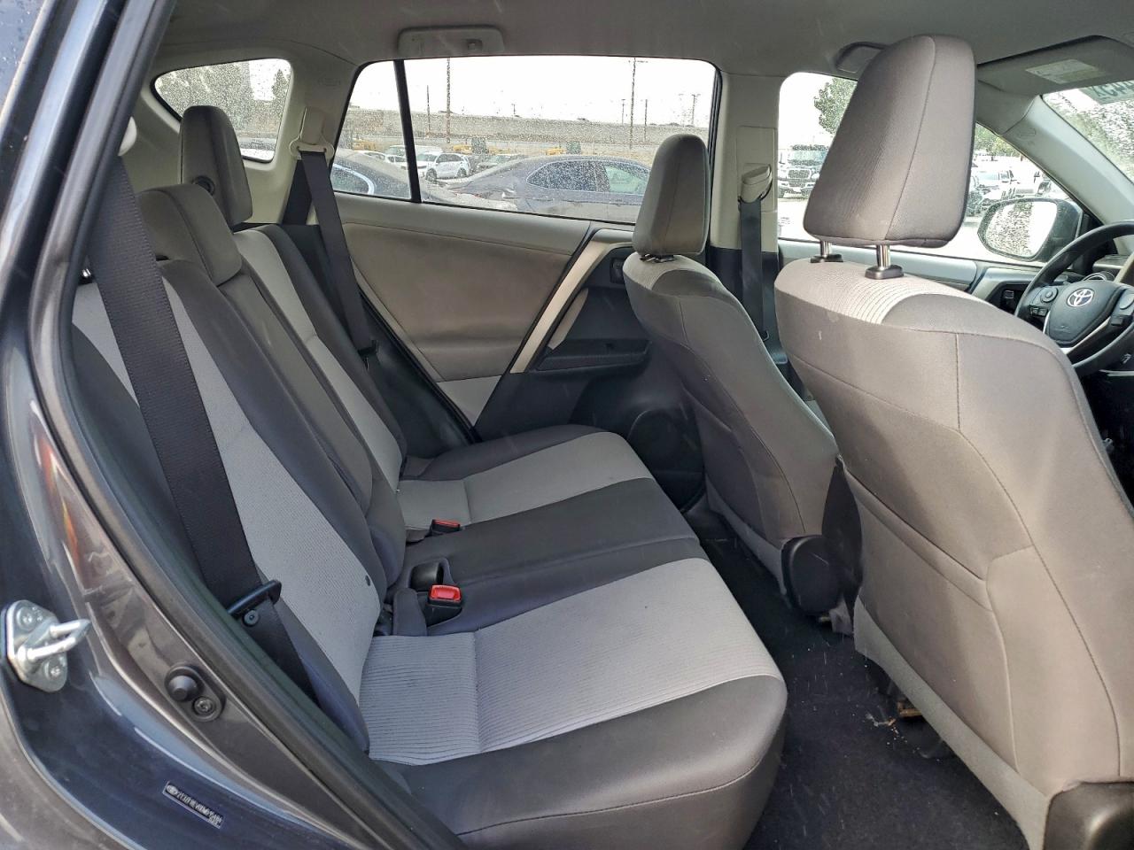 Toyota RAV4 Le Image 4