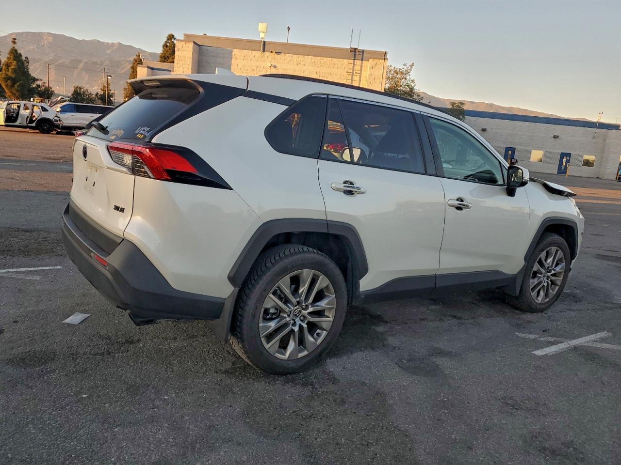 Toyota RAV4 Xle Premium Image 4