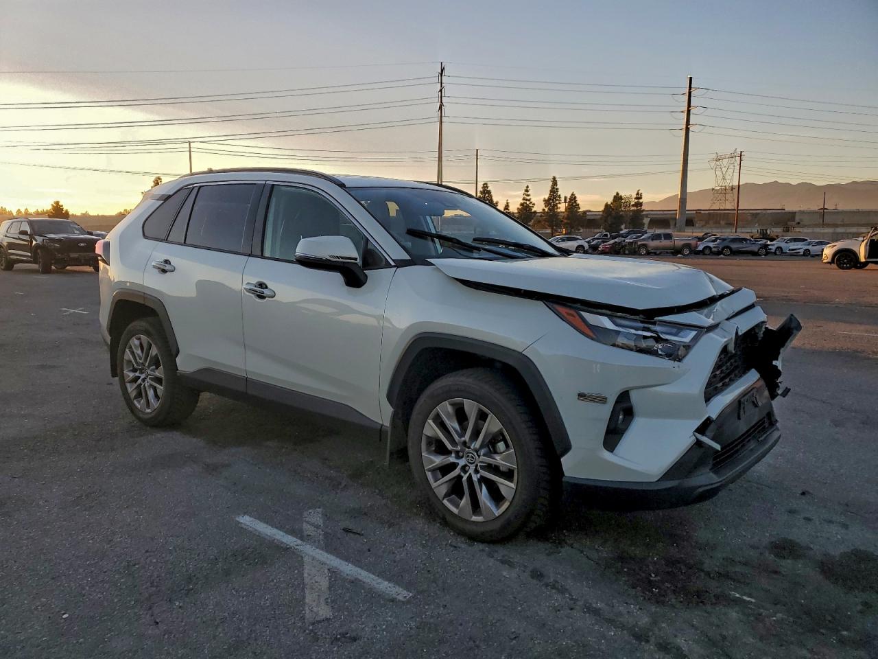 Toyota RAV4 Xle Premium Image 12