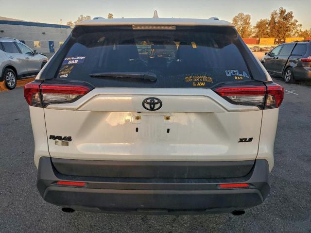 Toyota RAV4 Xle Premium Image 5