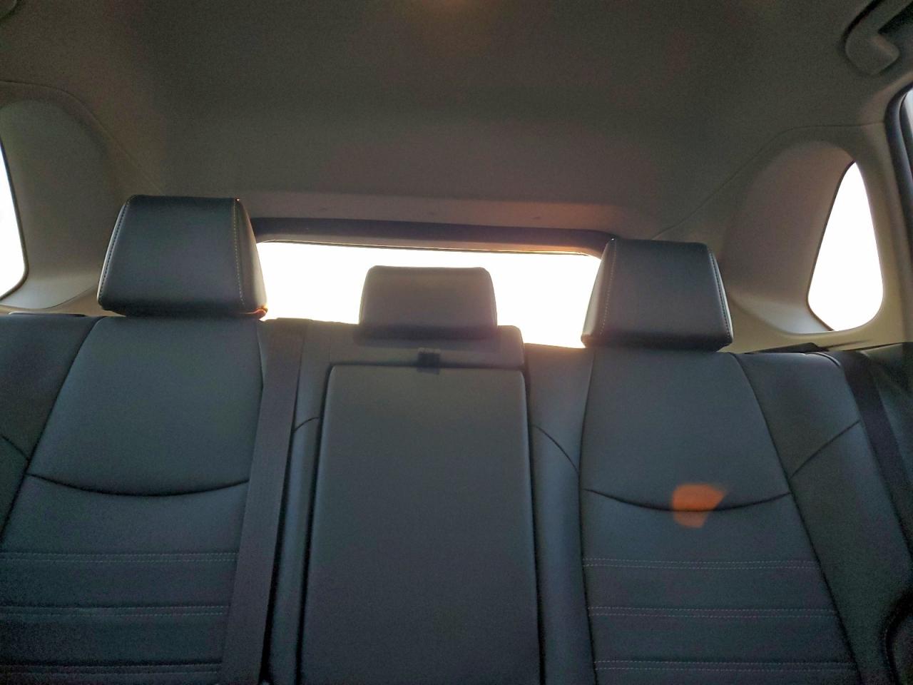 Toyota RAV4 Xle Premium Image 9