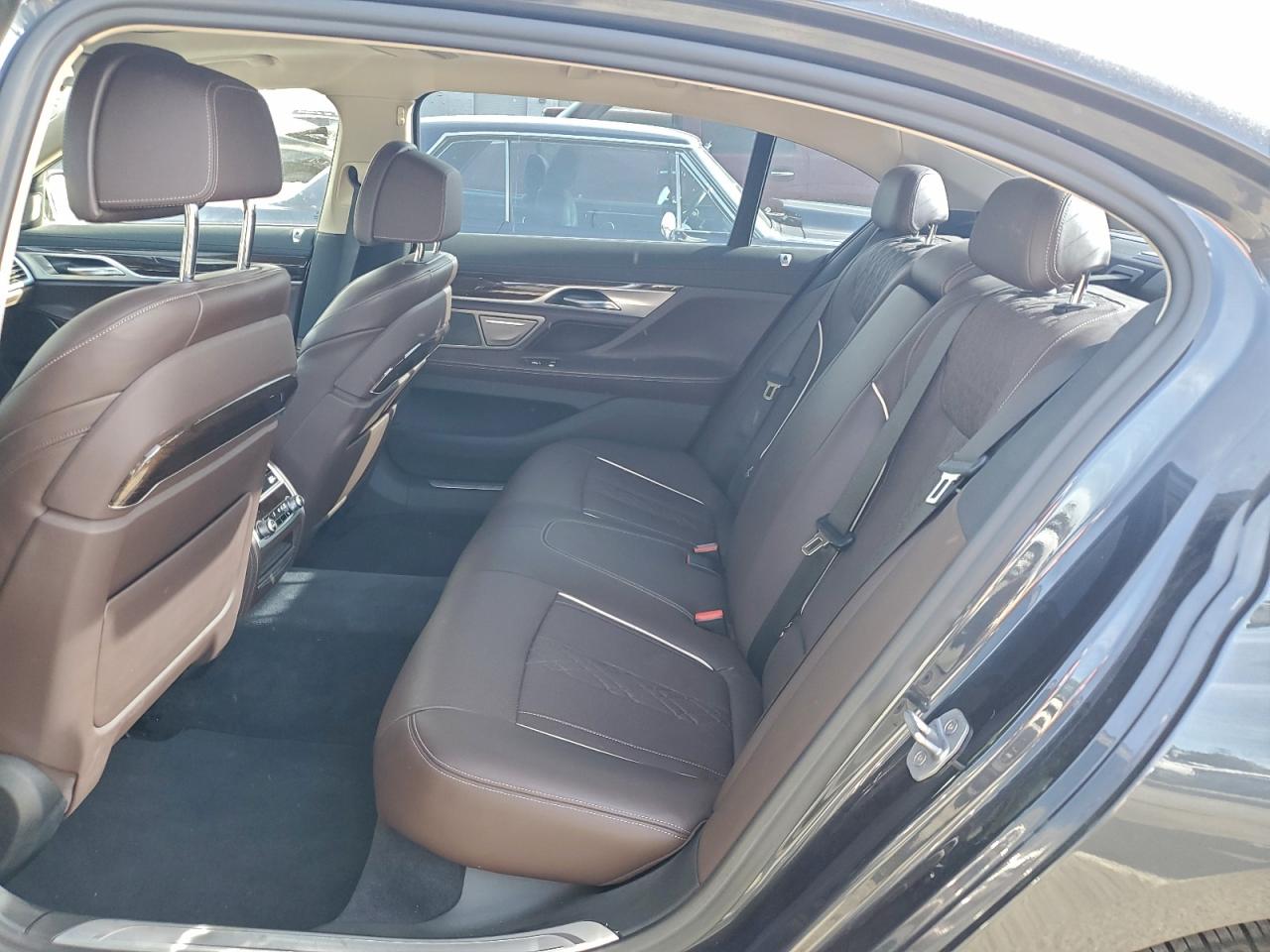 BMW 7 Series Xi Image 10