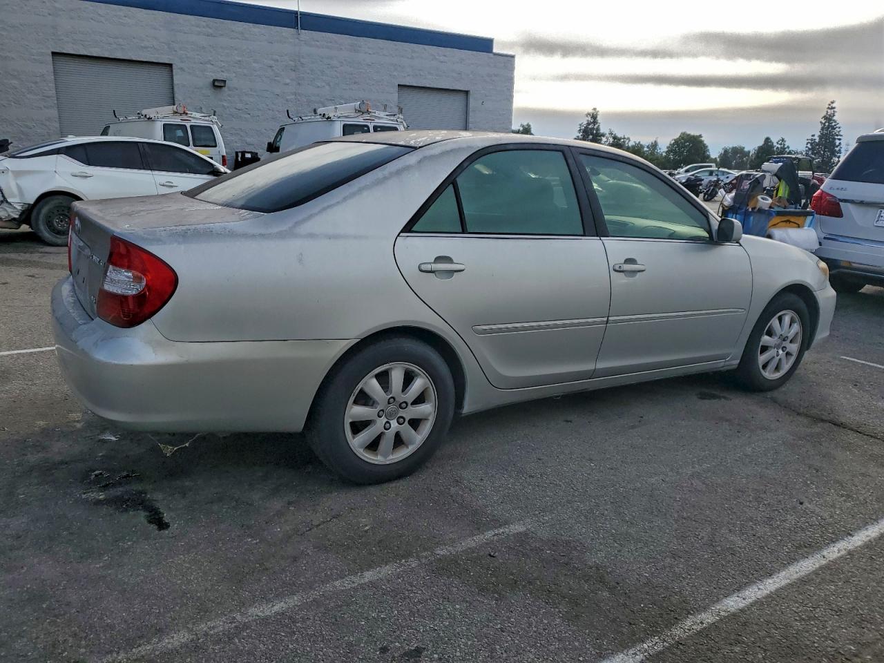 Toyota Camry Le Image 7