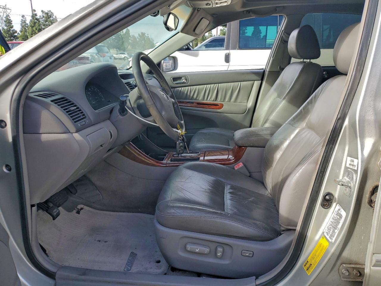 Toyota Camry Le Image 4