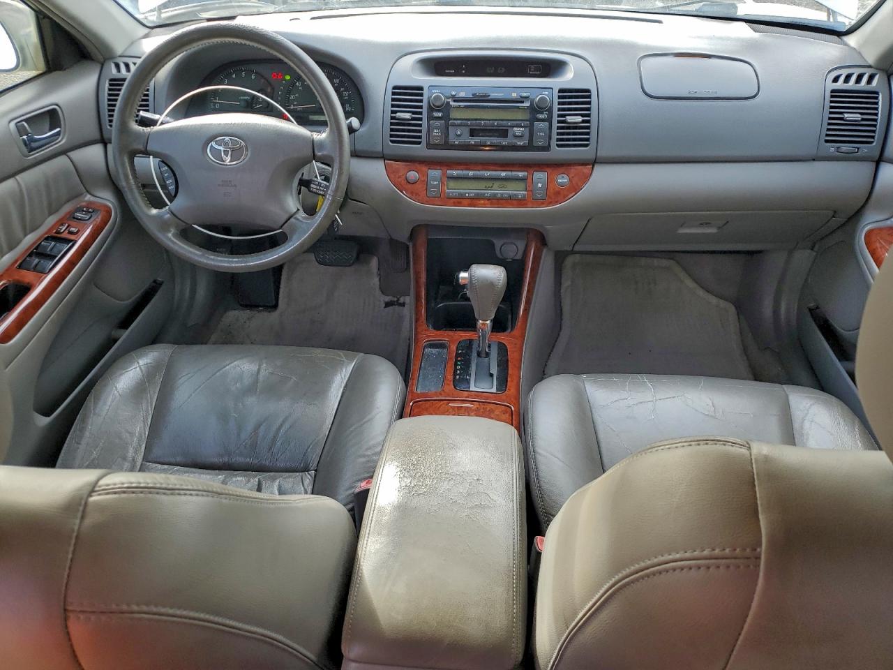 Toyota Camry Le Image 3