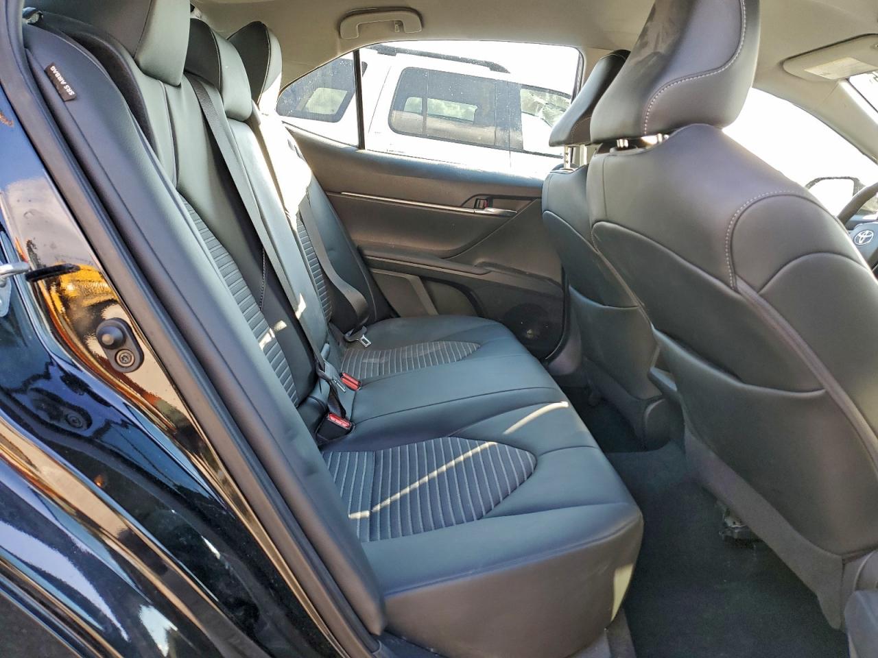 Toyota Camry Se Image 12